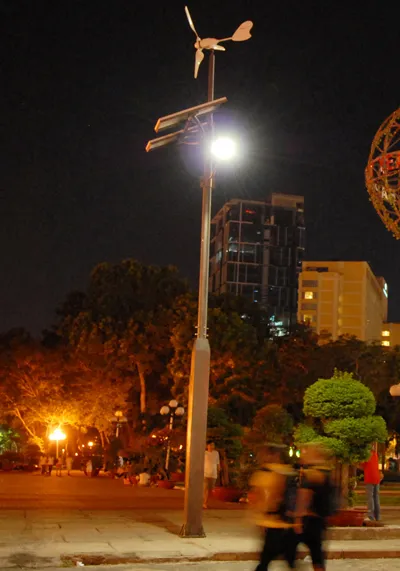 Đèn chiếu sáng sử dụng năng lượng mặt trời và gió tại Công viên 23-9. Ảnh: Cao Thăng